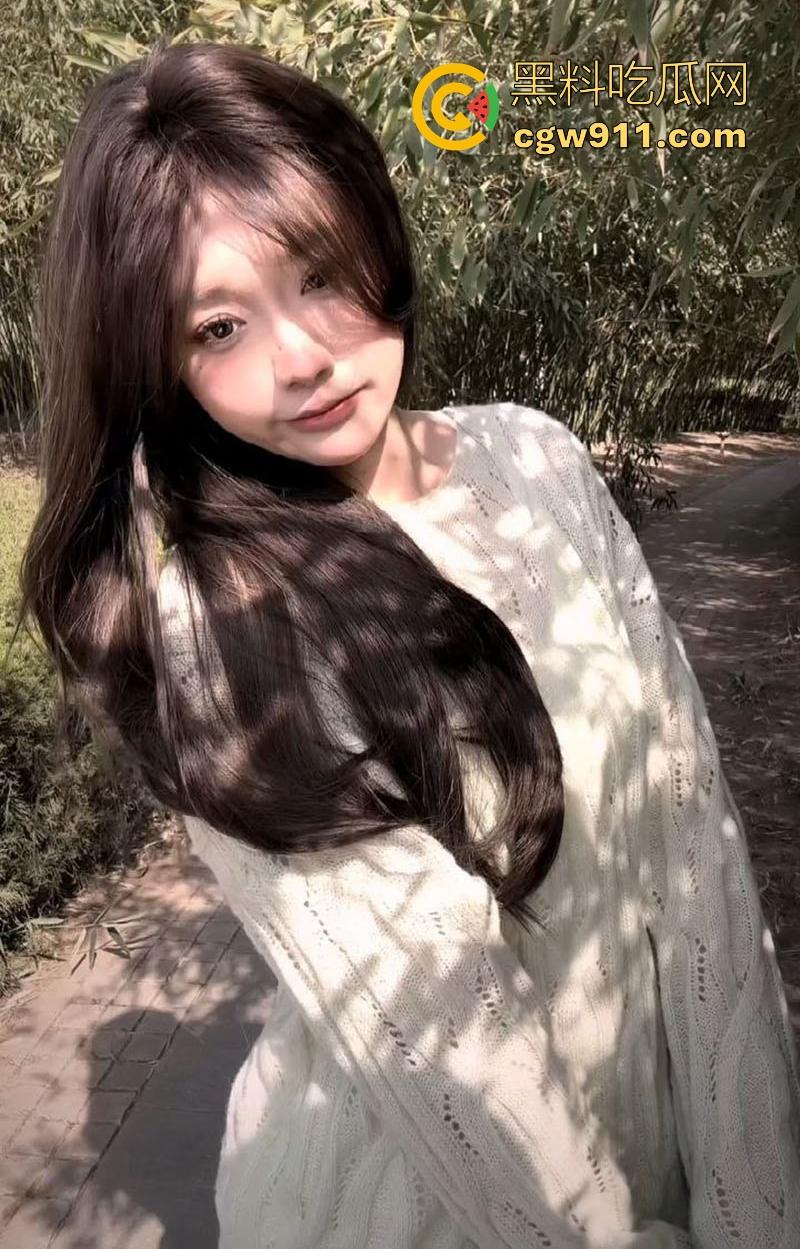 重庆大学高颜值校园女神【卢晓楠】性爱视频曝光,露脸口交一脸淫靡,户外刺激口交,黑丝美腿无套爆操爽翻天!-1