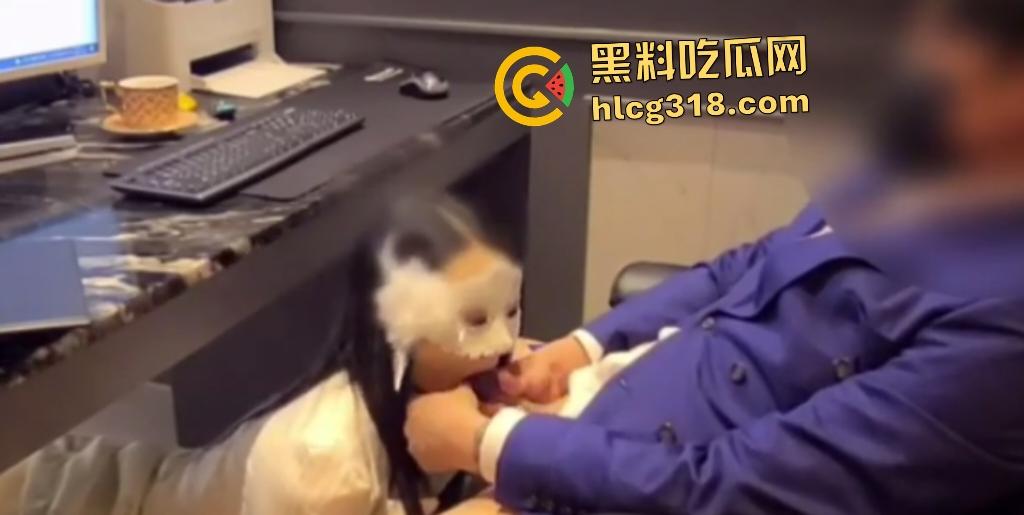 单男还在办公，绿帽就迫不及待送淫妻来做爱！戴面具跪地口交后本想在桌上操，谁知身高不够只能后入！-3