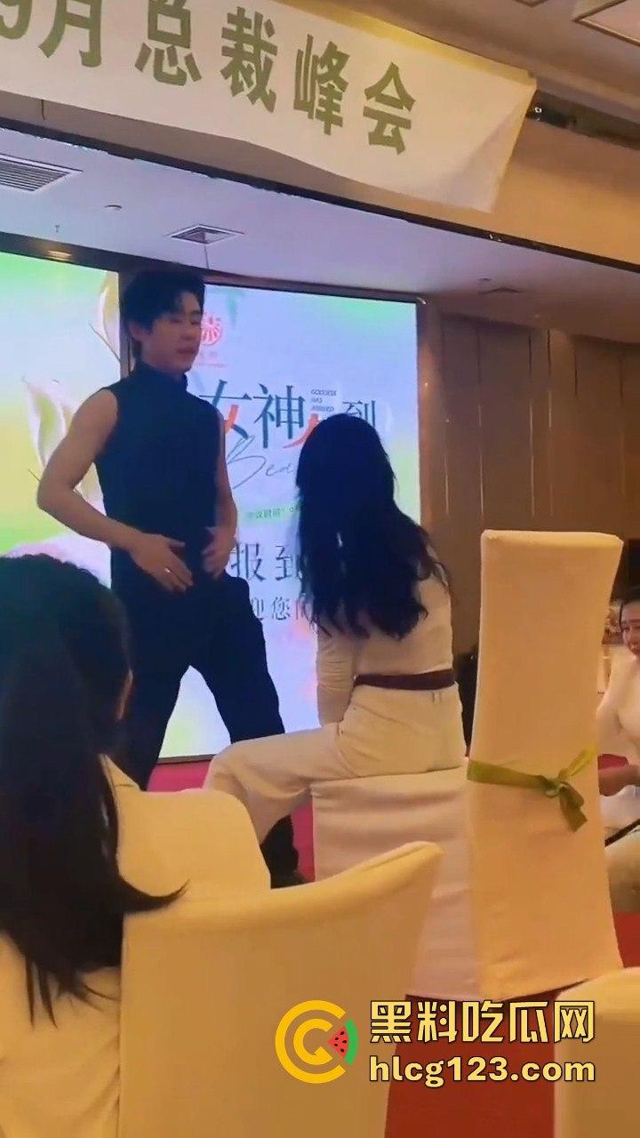 富婆中秋团建骚操作上线！点男模跳个擦边舞，晚上床上再深入交流业绩目标？-7