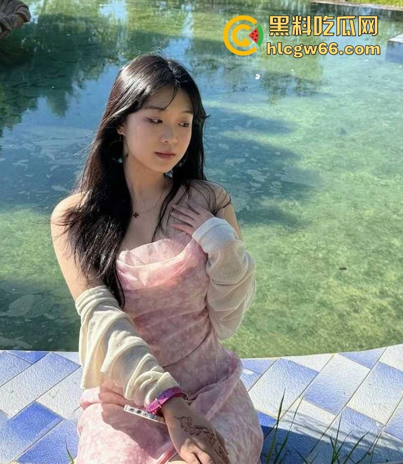 四川微胖巨乳【吴馨欣】身材完美床技高超小母狗 被绿帽男友和好兄弟前后夹击 双洞齐开-3